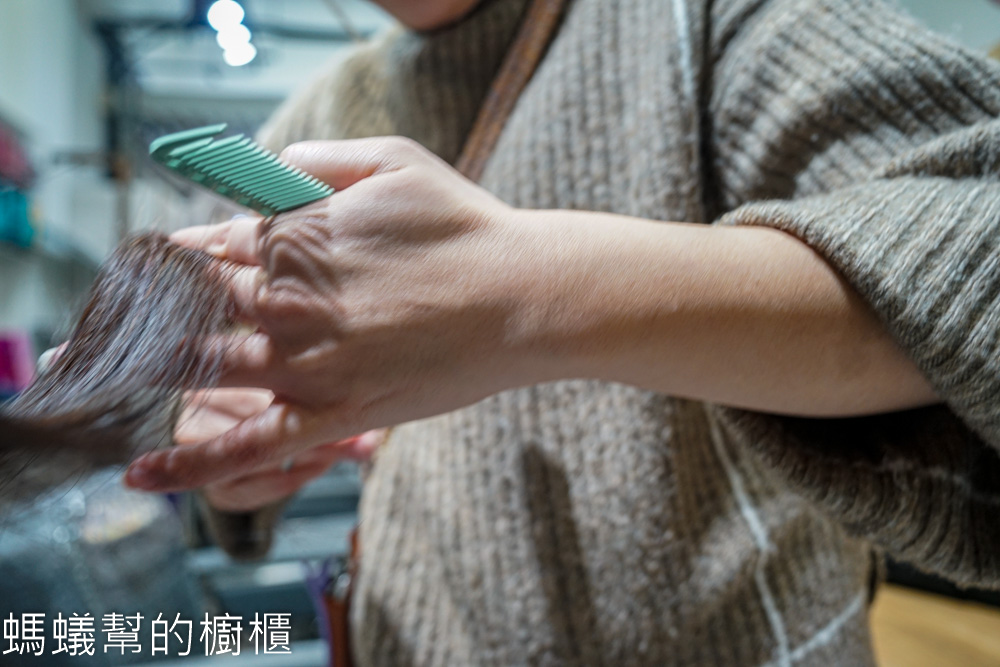 LILIGHT員林舒壓洗髮推薦，頭皮肩頸舒壓超舒服，韓金結構式護髮。