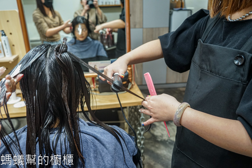LILIGHT員林舒壓洗髮推薦，頭皮肩頸舒壓超舒服，韓金結構式護髮。
