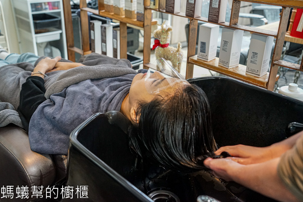 LILIGHT員林舒壓洗髮推薦，頭皮肩頸舒壓超舒服，韓金結構式護髮。