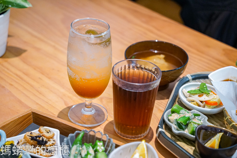 小野食堂 | 台中西區二樓日式食堂，廣島牡蠣飯糰好吃。