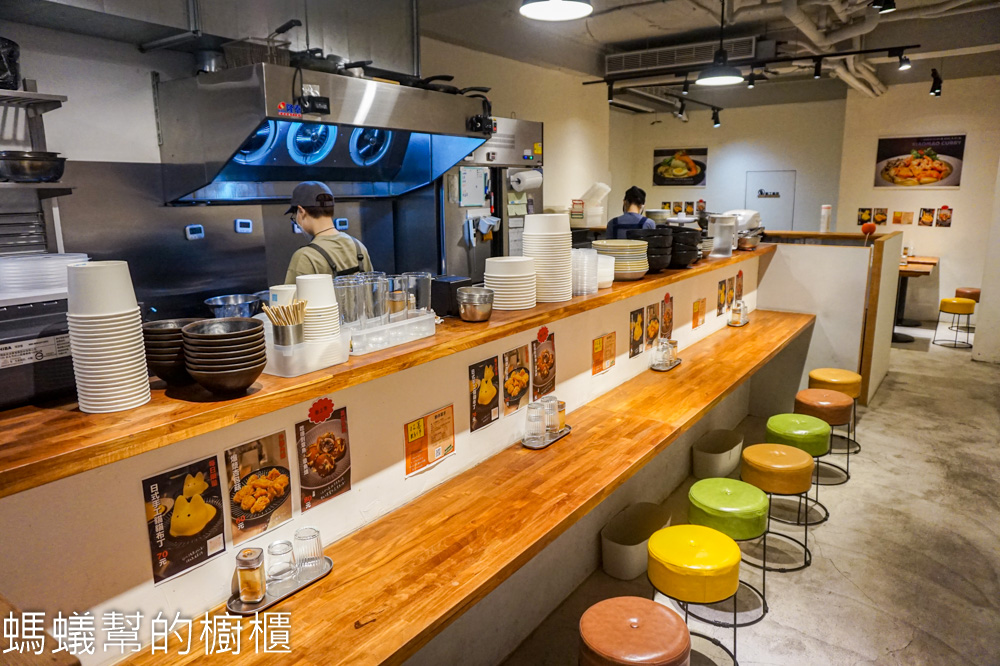 笑貓咖哩承德店 | 台北車站巷弄裡貓咪造型布丁，咖哩好吃。