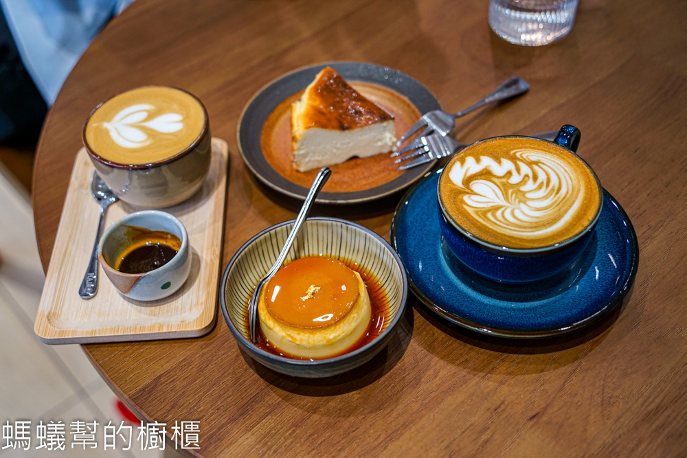 HAIKEI拝啓珈琲 | 台中南區巷弄裡角落，拉花美、甜點好吃。