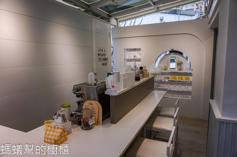 布喝咖啡 | 台中北區一中街裡台水宿舍二樓咖啡館，白色溫馨小店。