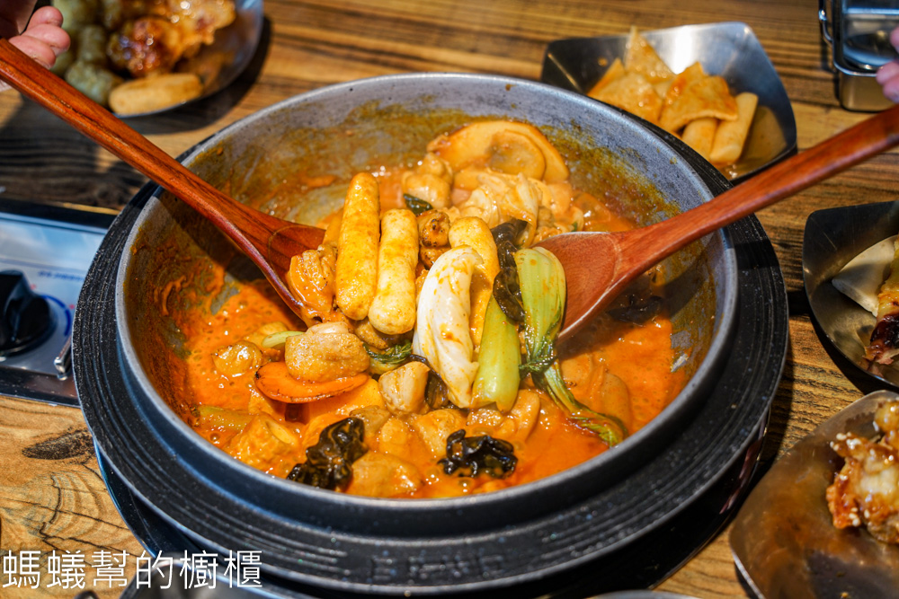 甩鍋雞韓式炒雞吃到飽中友店 | 台中吃到飽469，韓式炸雞、辣炒年糕、韓國魚板。