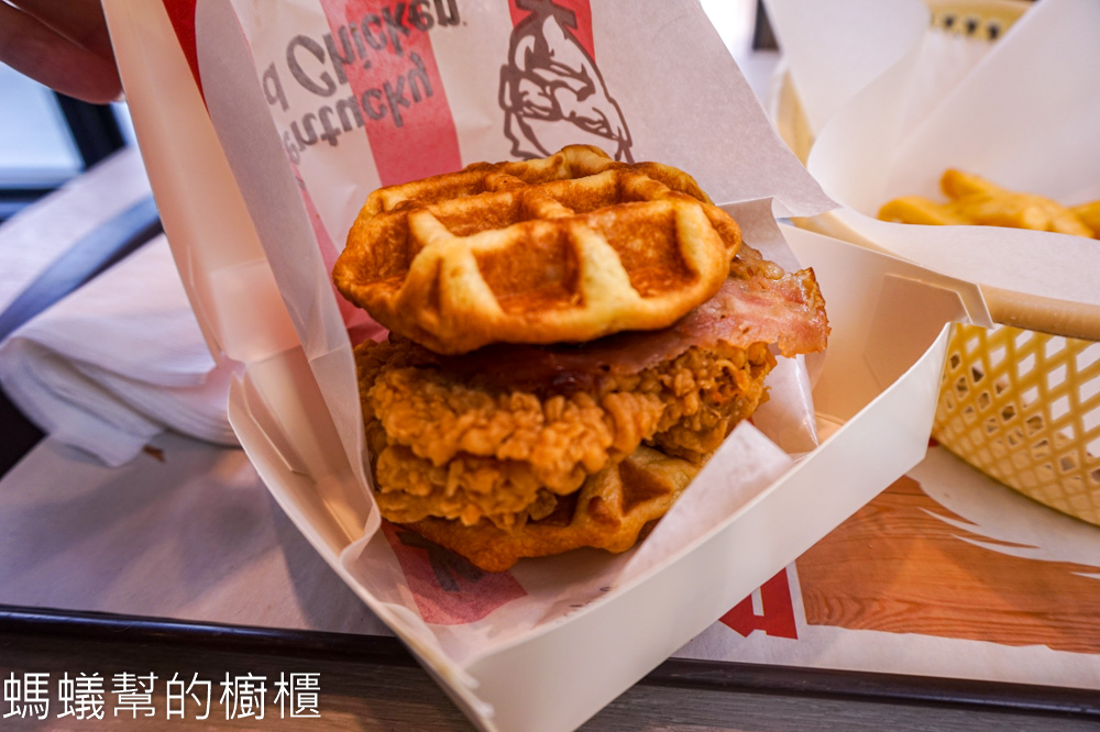 肯德基「比利時鬆餅咔啦雞腿堡」好吃嗎？4/8正式回歸。