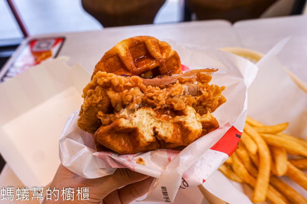 肯德基「比利時鬆餅咔啦雞腿堡」好吃嗎？4/8正式回歸。