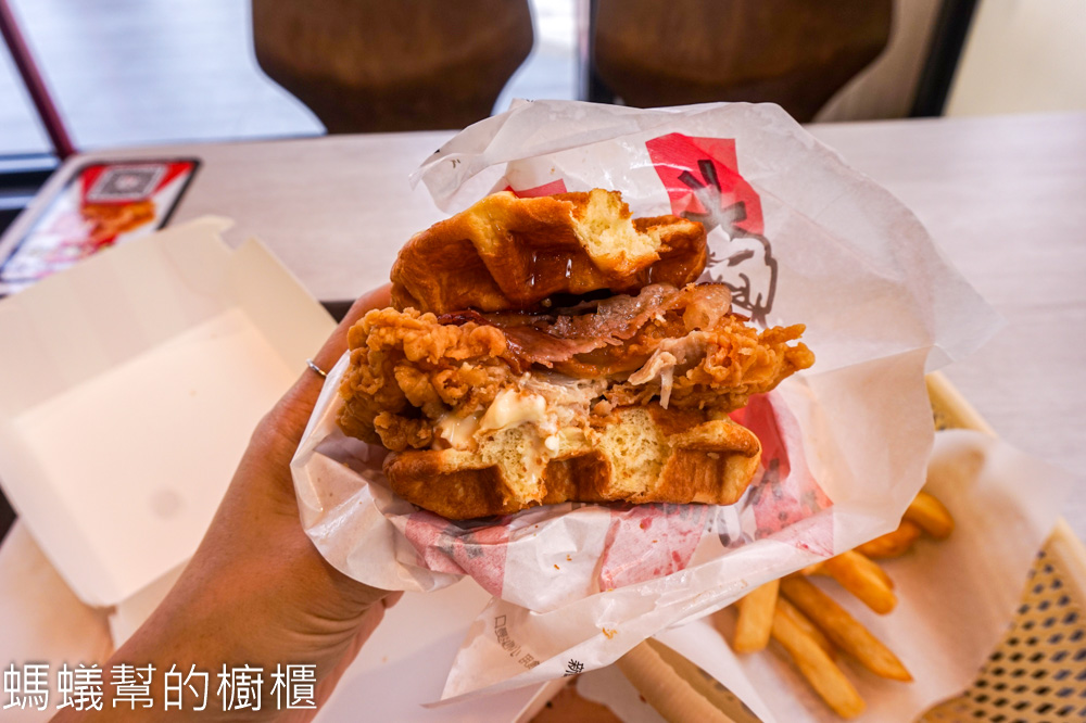 肯德基「比利時鬆餅咔啦雞腿堡」好吃嗎？4/8正式回歸。