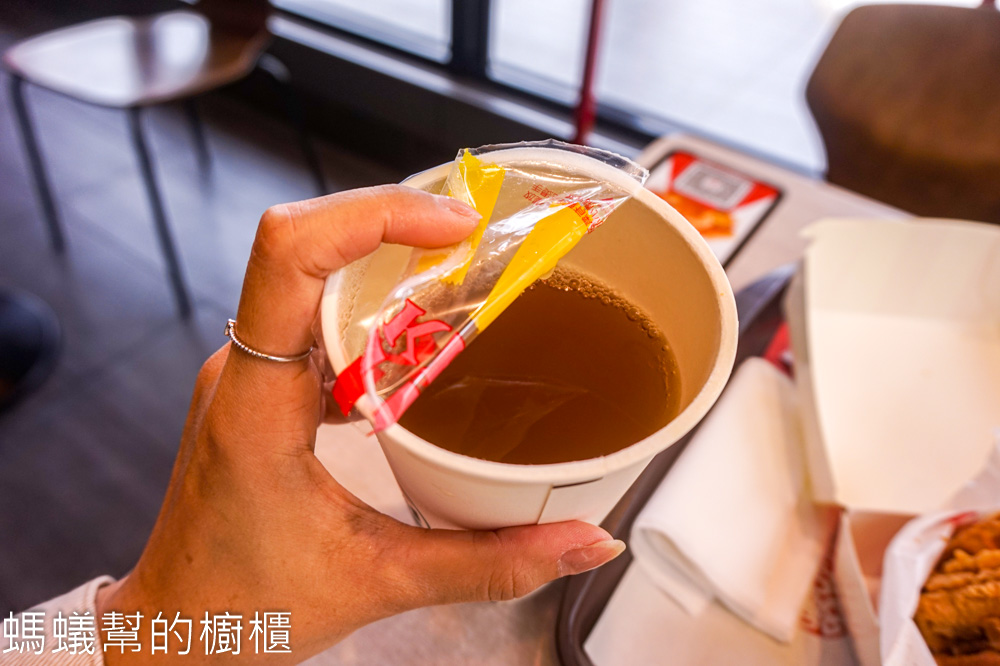 肯德基「比利時鬆餅咔啦雞腿堡」好吃嗎？4/8正式回歸。