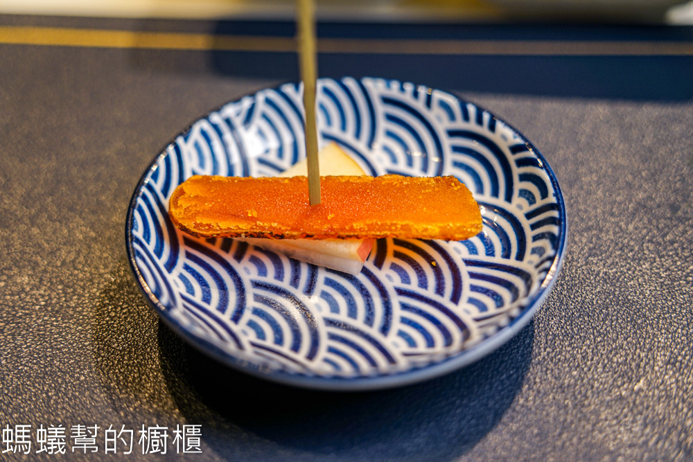 樂多多ＡＰＰ入會禮－炙燒烏魚子 炙燒過的烏魚子搭配蘋果片、白蘿蔔，我個人很愛吃烏魚子
