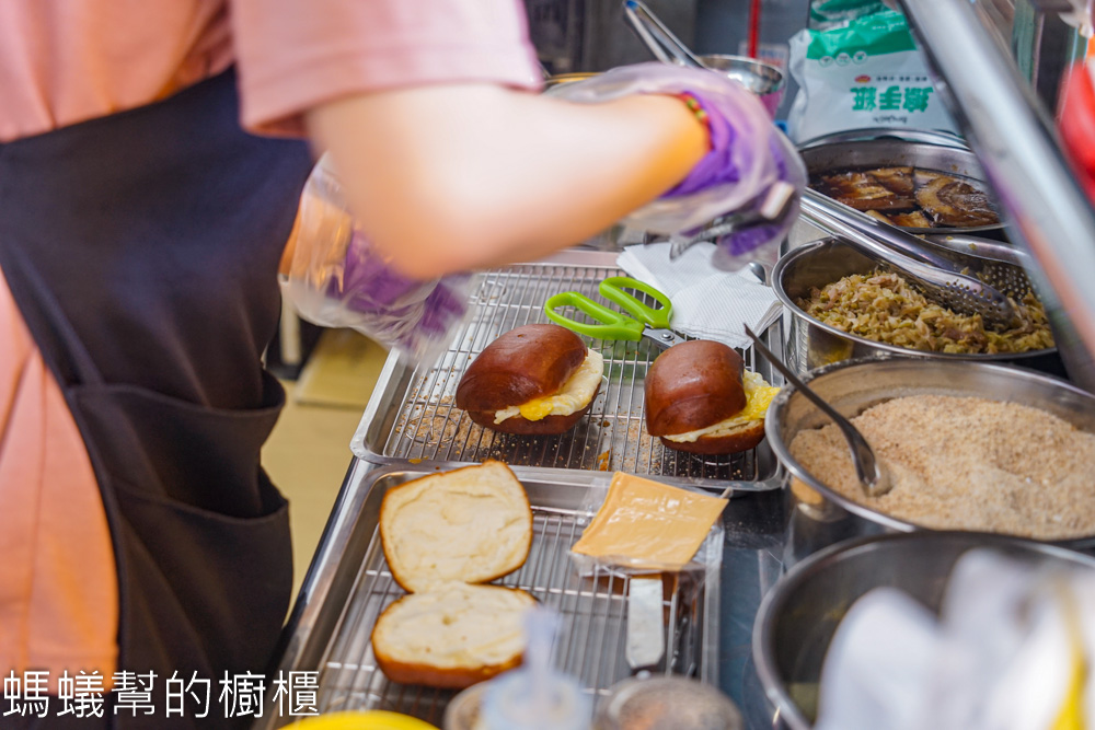 餉吃炸饅頭 | 鹿港也有好吃炸饅頭！現炸整片排骨塞入饅頭裡。