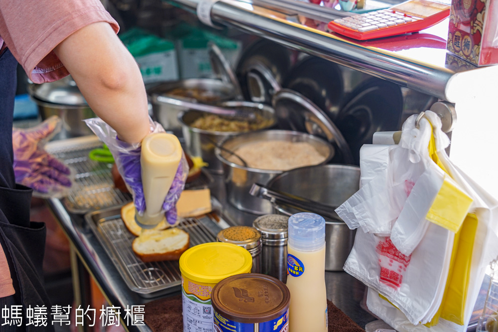餉吃炸饅頭 | 鹿港也有好吃炸饅頭！現炸整片排骨塞入饅頭裡。