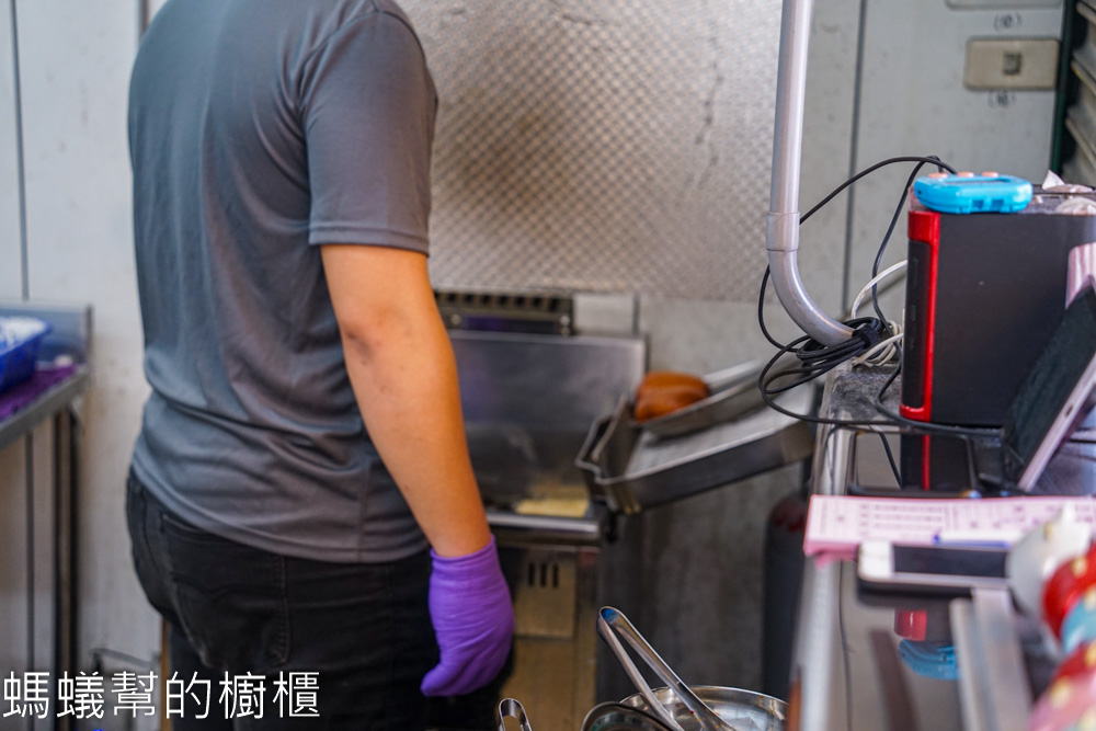 餉吃炸饅頭 | 鹿港也有好吃炸饅頭！現炸整片排骨塞入饅頭裡。