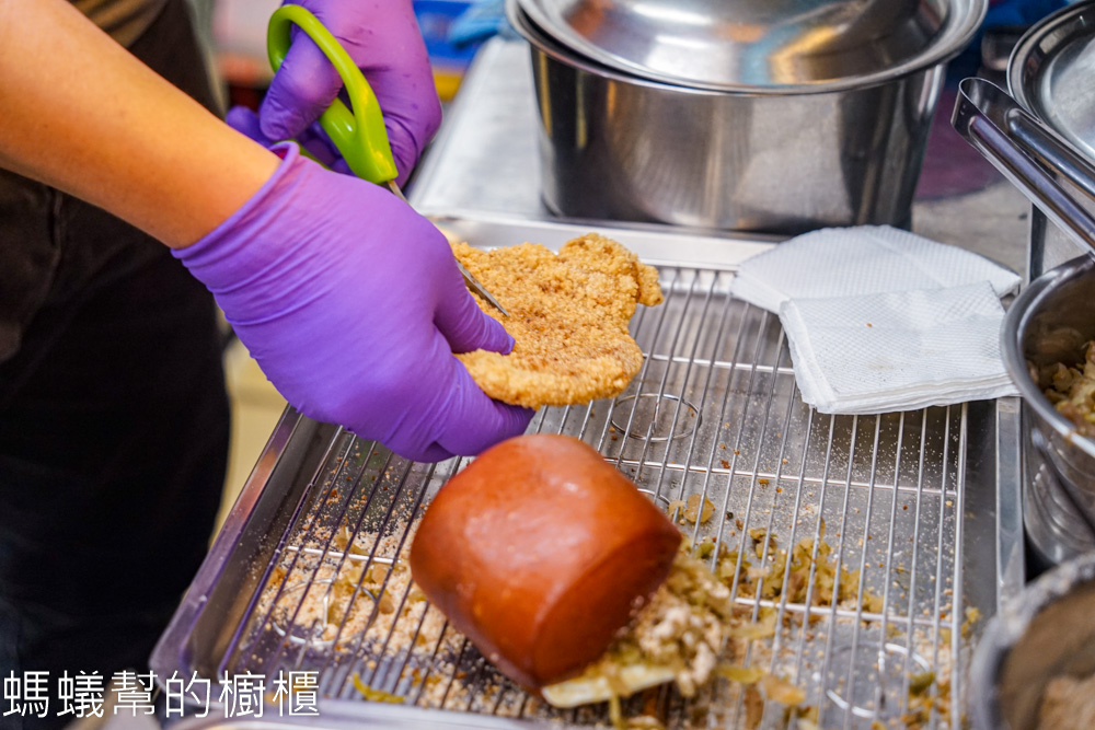 餉吃炸饅頭 | 鹿港也有好吃炸饅頭!現炸整片排骨塞入饅頭裡。