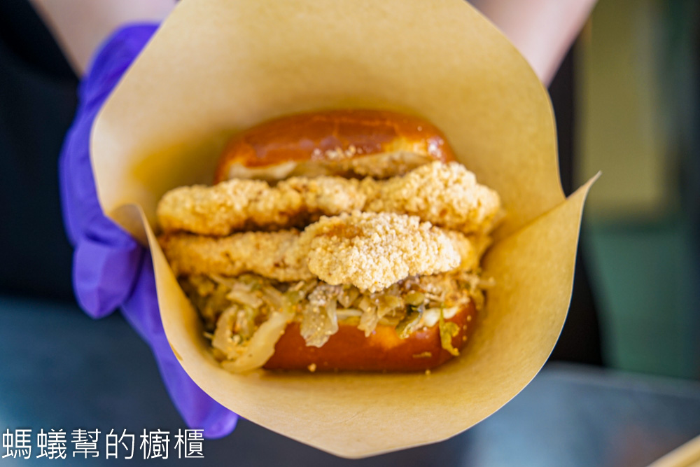 餉吃炸饅頭 | 鹿港也有好吃炸饅頭！現炸整片排骨塞入饅頭裡。