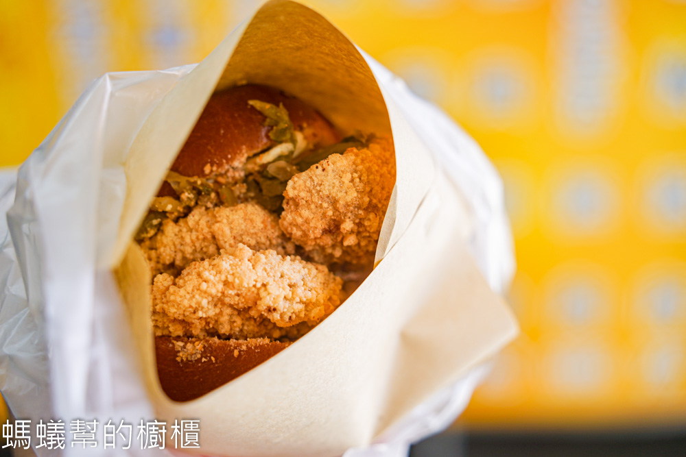 餉吃炸饅頭 | 鹿港也有好吃炸饅頭！現炸整片排骨塞入饅頭裡。