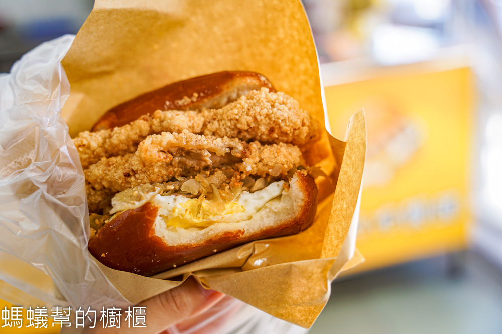 餉吃炸饅頭 | 鹿港也有好吃炸饅頭！現炸整片排骨塞入饅頭裡。