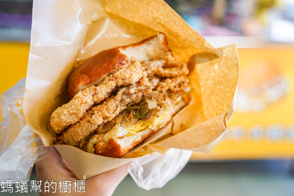 餉吃炸饅頭 | 鹿港也有好吃炸饅頭！現炸整片排骨塞入饅頭裡。