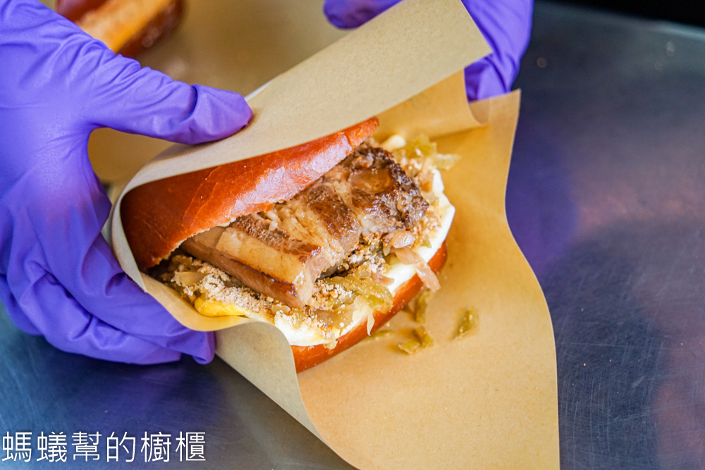 餉吃炸饅頭 | 鹿港也有好吃炸饅頭！現炸整片排骨塞入饅頭裡。
