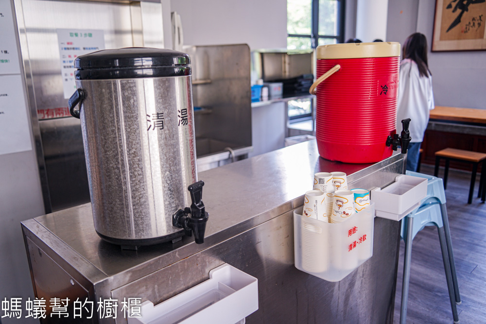 麵粉遇見水 | 台中西區人氣麵館，腰帶麵寬麵口感Q彈滑順，小菜好吃。