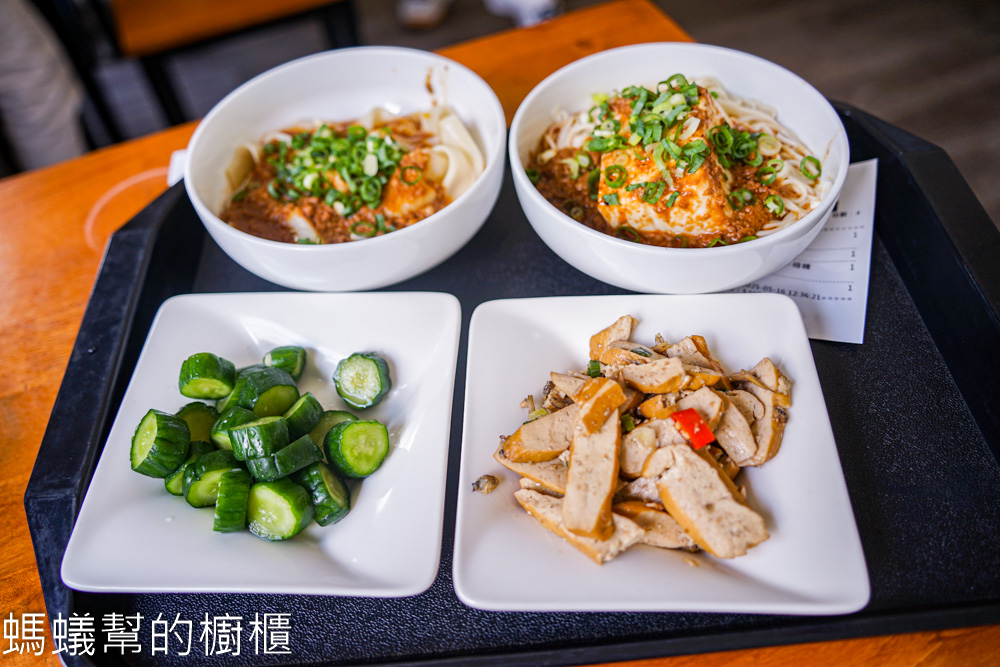 麵粉遇見水 | 台中西區人氣麵館，腰帶麵寬麵口感Q彈滑順，小菜好吃。