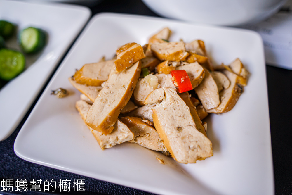 麵粉遇見水 | 台中西區人氣麵館，腰帶麵寬麵口感Q彈滑順，小菜好吃。