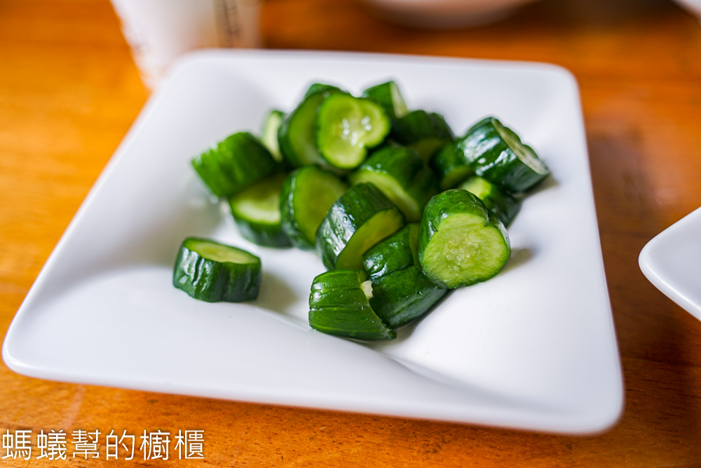 麵粉遇見水 | 台中西區人氣麵館，腰帶麵寬麵口感Q彈滑順，小菜好吃。