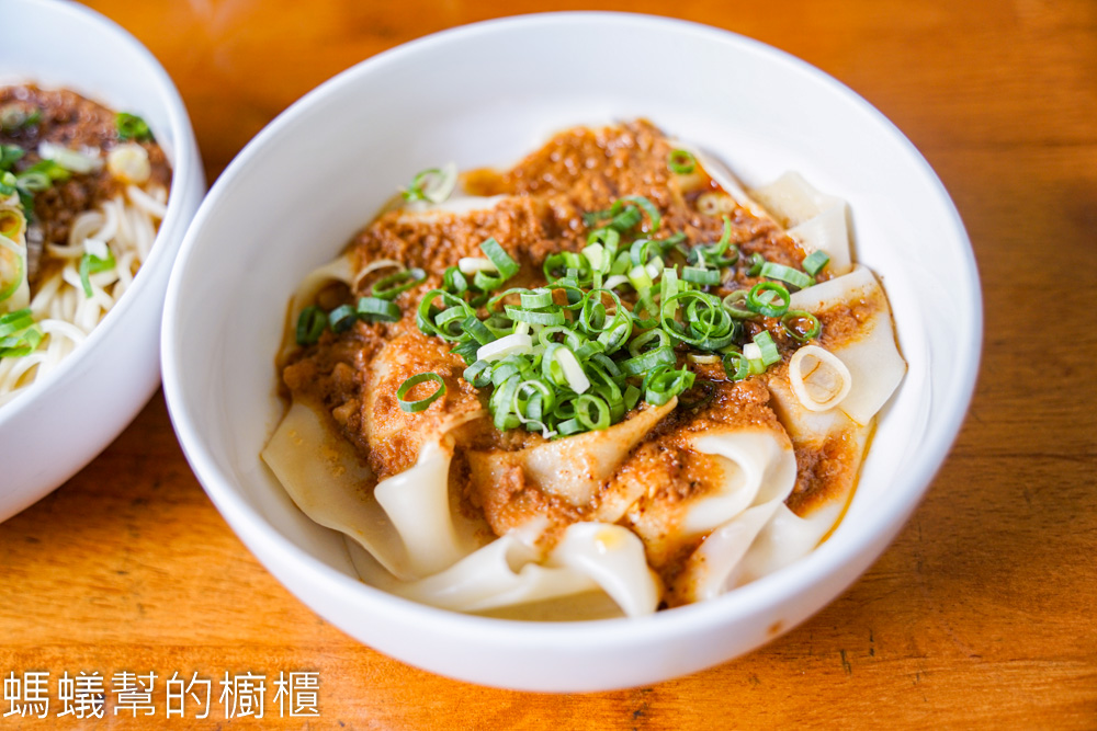 麵粉遇見水 | 台中西區人氣麵館，腰帶麵寬麵口感Q彈滑順，小菜好吃。