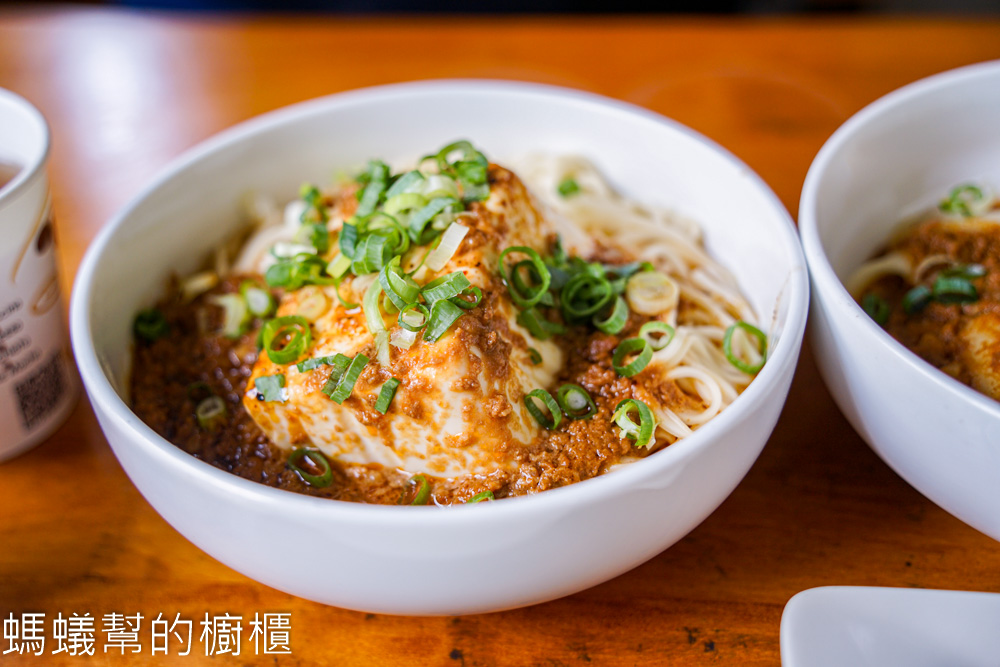 麵粉遇見水 | 台中西區人氣麵館，腰帶麵寬麵口感Q彈滑順，小菜好吃。