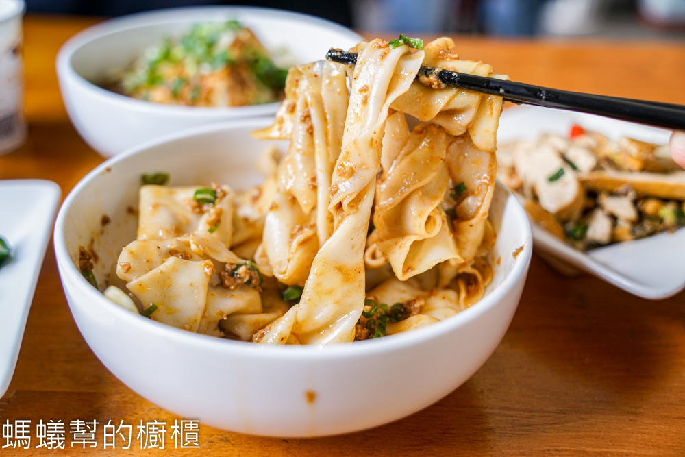 麵粉遇見水 | 台中西區人氣麵館，腰帶麵寬麵口感Q彈滑順，小菜好吃。