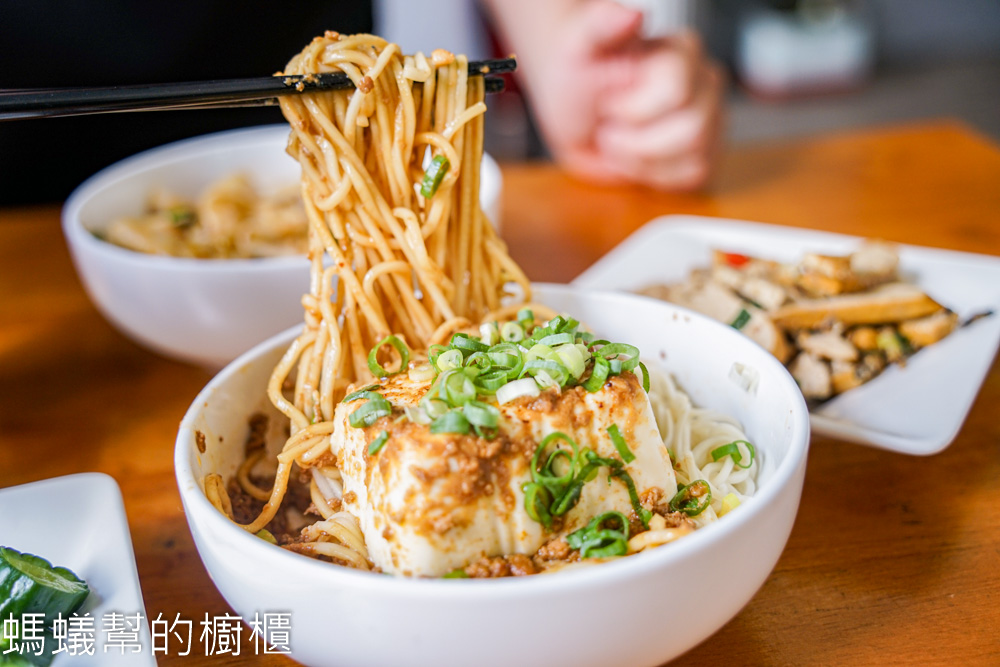 麵粉遇見水 | 台中西區人氣麵館，腰帶麵寬麵口感Q彈滑順，小菜好吃。