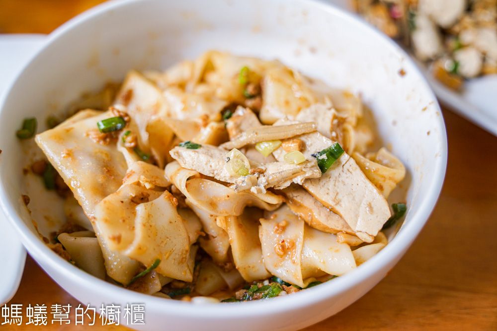 麵粉遇見水 | 台中西區人氣麵館，腰帶麵寬麵口感Q彈滑順，小菜好吃。