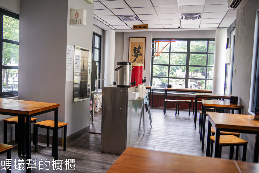 麵粉遇見水 | 台中西區人氣麵館，腰帶麵寬麵口感Q彈滑順，小菜好吃。