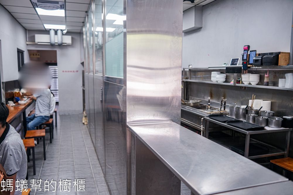 麵粉遇見水 | 台中西區人氣麵館，腰帶麵寬麵口感Q彈滑順，小菜好吃。