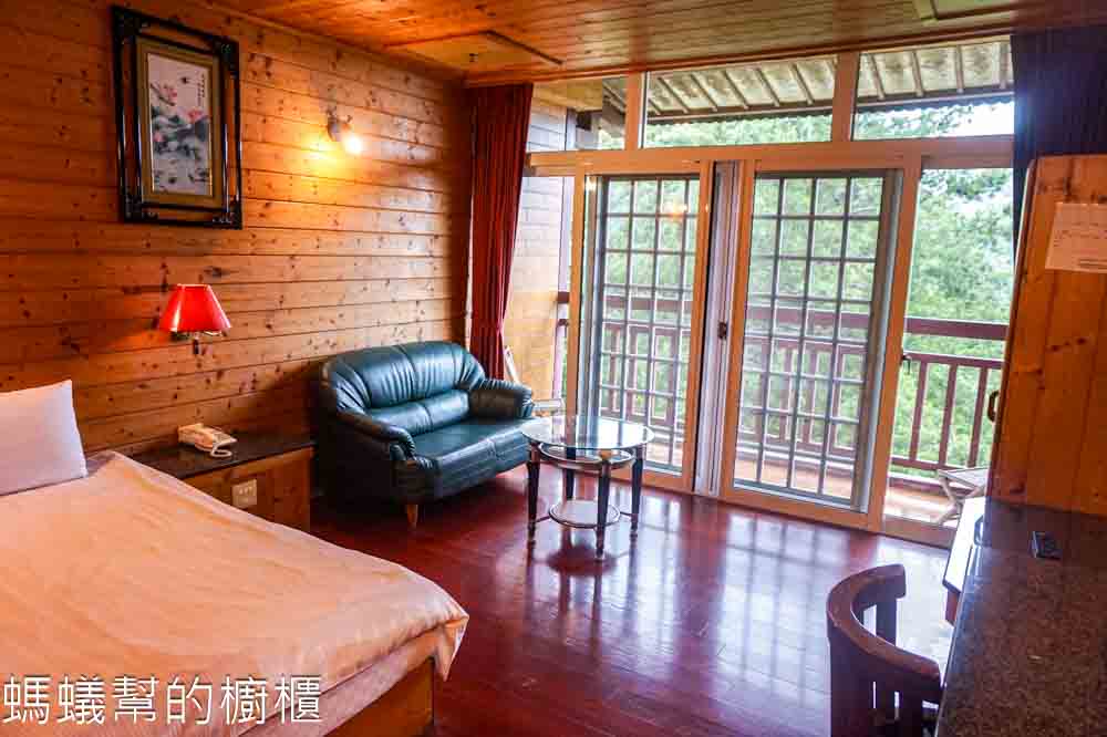 金台灣山莊 | 南投溪頭住宿推薦，純天然杉木打造民宿，還可遠眺山林。