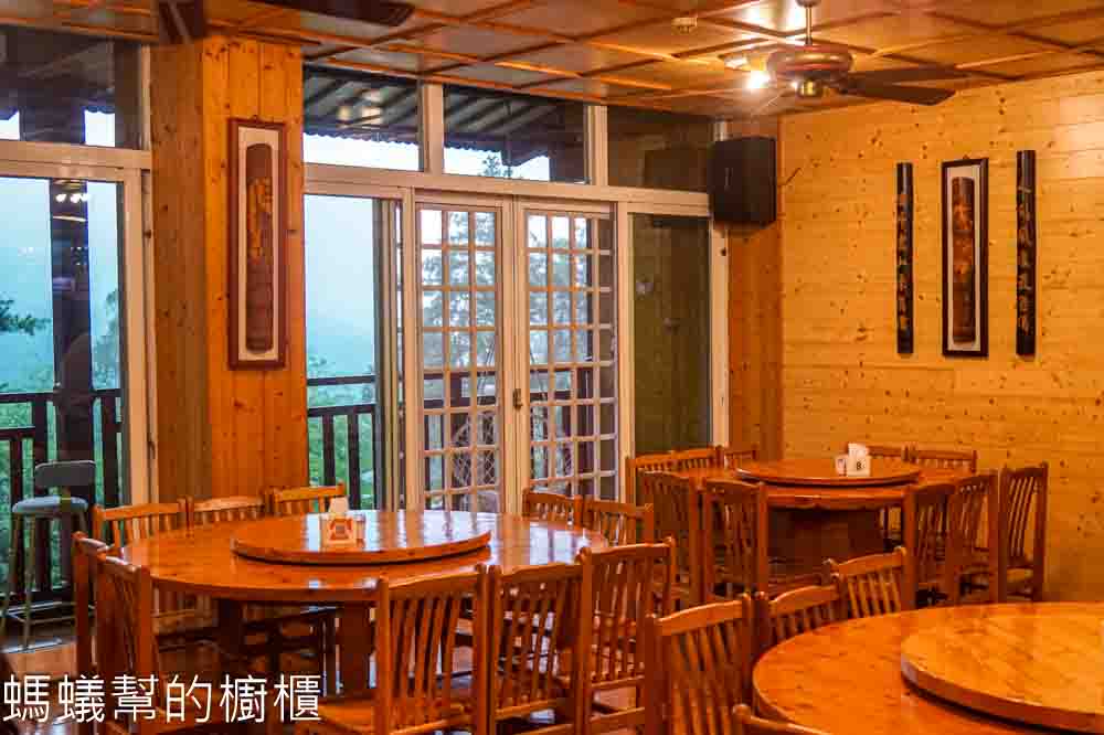 金台灣山莊 | 南投溪頭住宿推薦，純天然杉木打造民宿，還可遠眺山林。