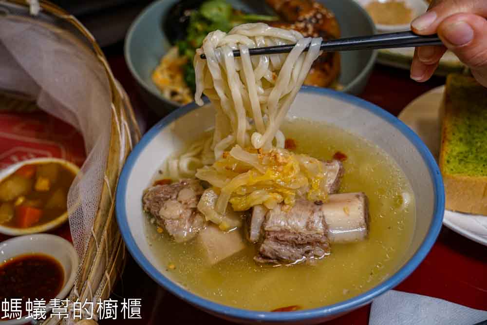 有春茶館 | 台中南屯美食懷舊茶館，魷魚螺肉蒜、麻油雞，點心飲料都高水準！