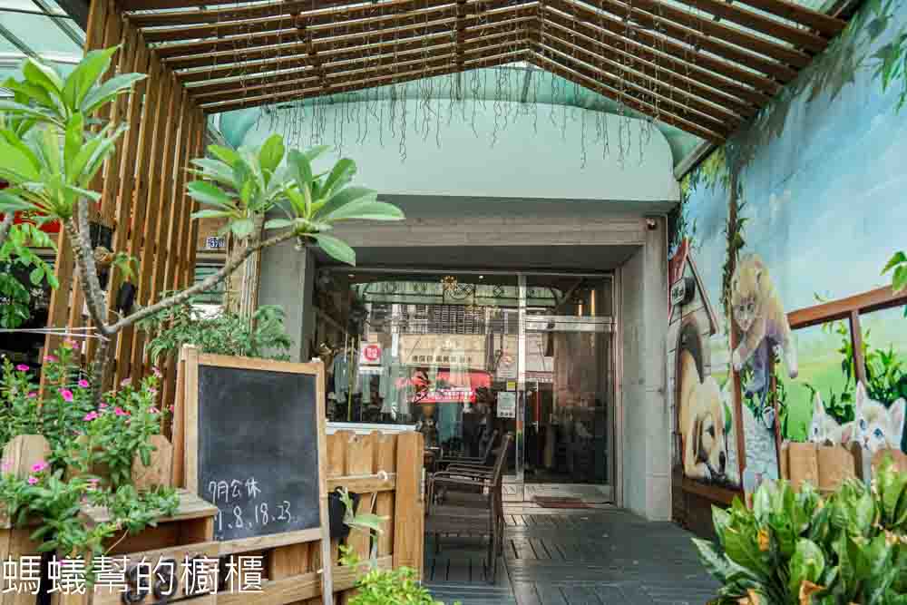 HM Cafe | 彰化市大埔路上寧靜咖啡館，城市中一縷小清新，販售帕尼尼。