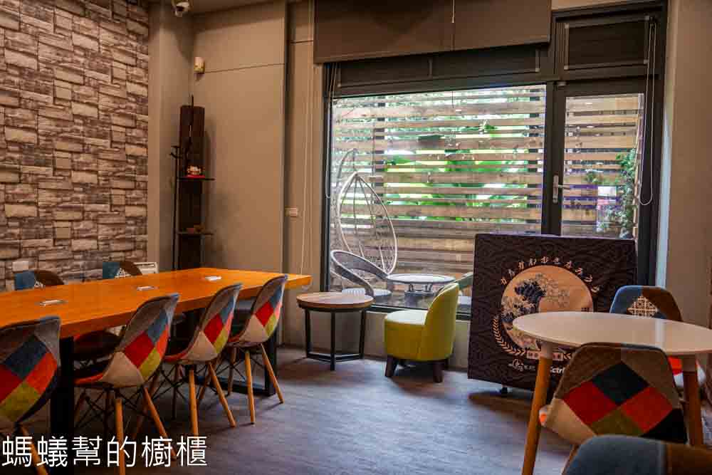 HM Cafe | 彰化市大埔路上寧靜咖啡館，城市中一縷小清新，販售帕尼尼。