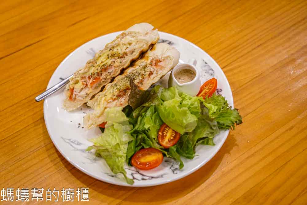 HM Cafe | 彰化市大埔路上寧靜咖啡館，城市中一縷小清新，販售帕尼尼。