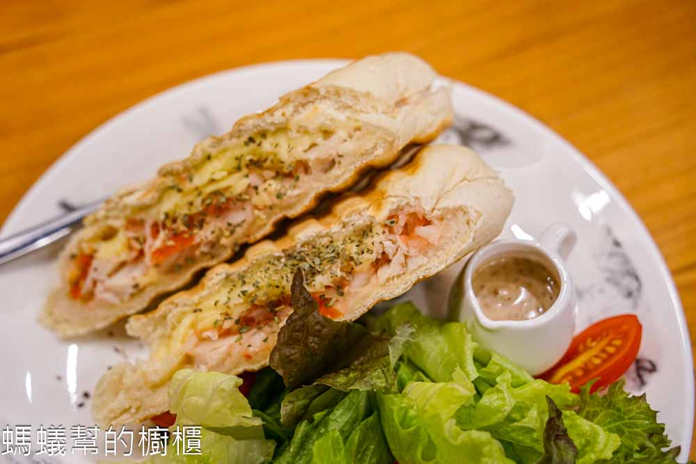 HM Cafe | 彰化市大埔路上寧靜咖啡館，城市中一縷小清新，販售帕尼尼。