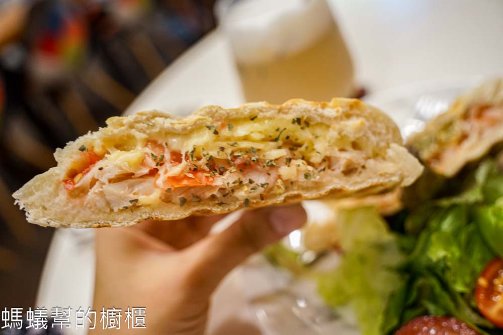 HM Cafe | 彰化市大埔路上寧靜咖啡館,城市中一縷小清新,販售帕尼尼。