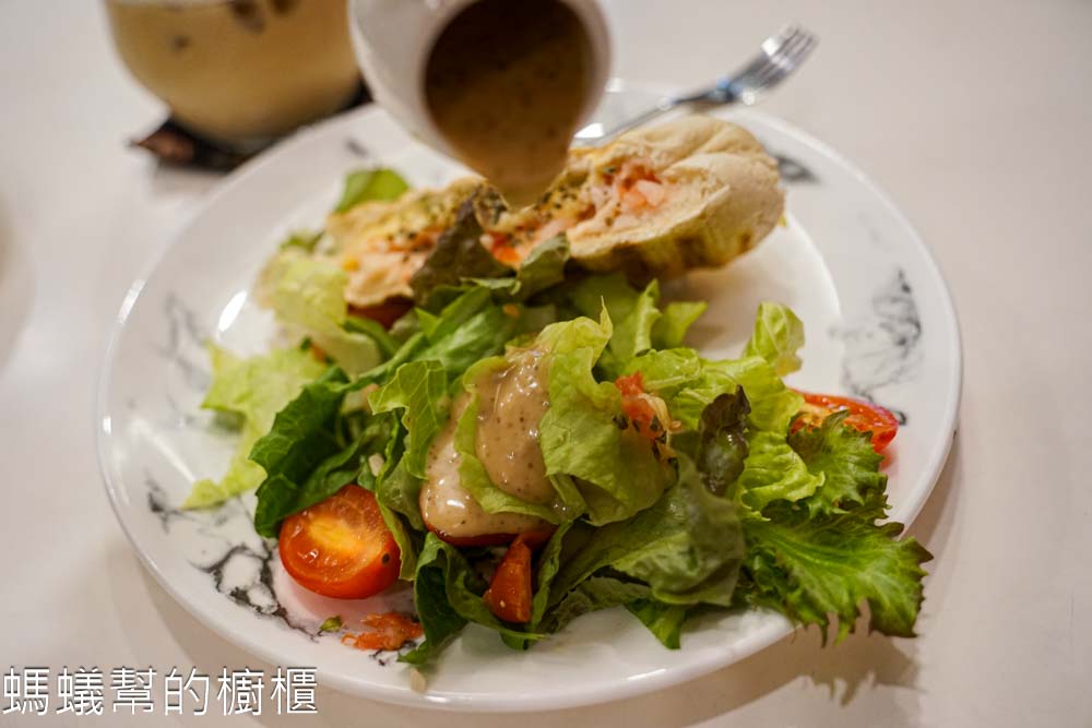 HM Cafe | 彰化市大埔路上寧靜咖啡館，城市中一縷小清新，販售帕尼尼。