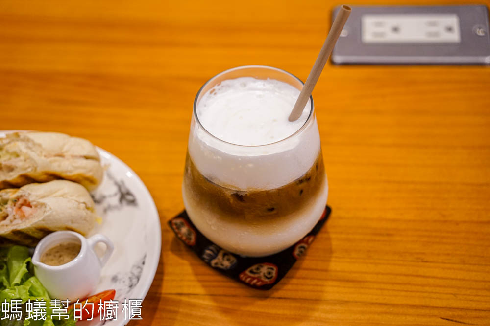 HM Cafe | 彰化市大埔路上寧靜咖啡館，城市中一縷小清新，販售帕尼尼。