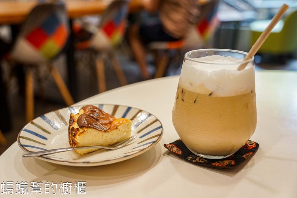 HM Cafe | 彰化市大埔路上寧靜咖啡館，城市中一縷小清新，販售帕尼尼。