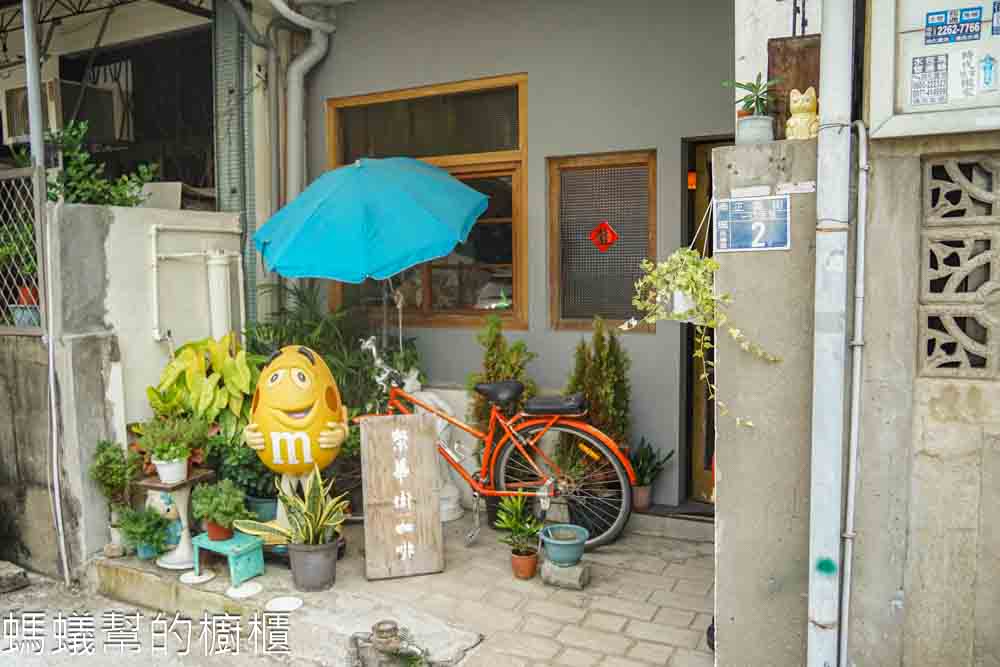 榮華街咖啡 | 台中南區巷子裡咖啡館，許多老物玩具，千層蛋糕好吃必點。