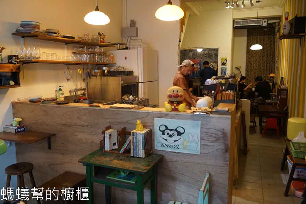 榮華街咖啡 | 台中南區巷子裡咖啡館，許多老物玩具，千層蛋糕好吃必點。