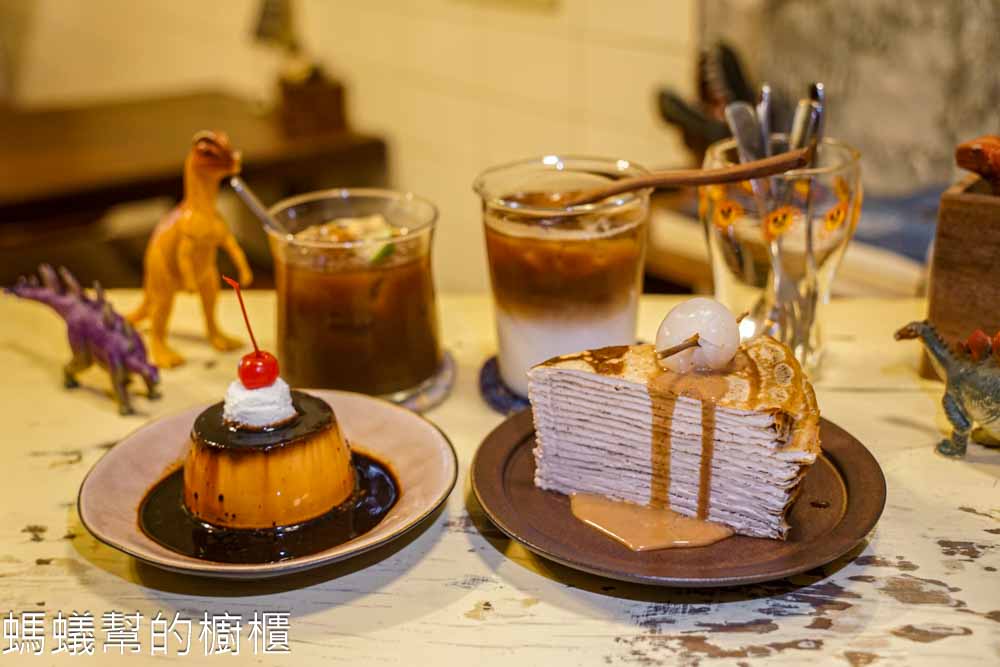 榮華街咖啡 | 台中南區巷子裡咖啡館，許多老物玩具，千層蛋糕好吃必點。