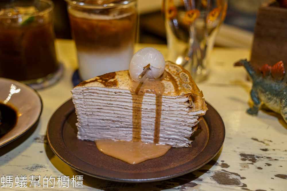 榮華街咖啡 | 台中南區巷子裡咖啡館，許多老物玩具，千層蛋糕好吃必點。