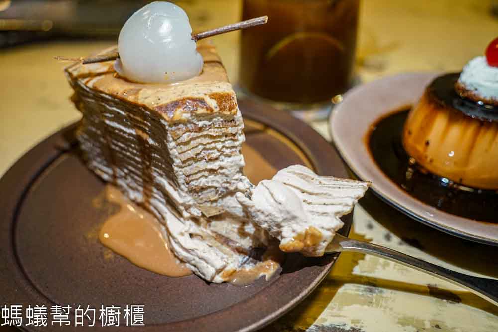 榮華街咖啡 | 台中南區巷子裡咖啡館，許多老物玩具，千層蛋糕好吃必點。