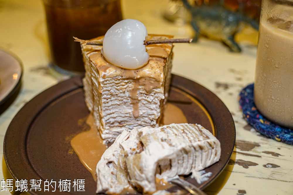 榮華街咖啡 | 台中南區巷子裡咖啡館，許多老物玩具，千層蛋糕好吃必點。